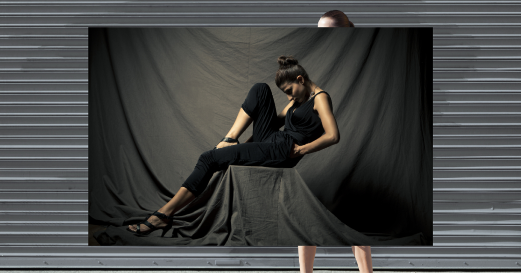# صور هيدشوت للمودلز: كيف تحصل على صورة احترافية أمام الكاميرا؟ **Focus Keyphrase:** صور هيدشوت للمودلز **SEO Title:** صور هيدشوت للمودلز: كيف تحصل على صورة احترافية؟ **Slug:** `صور-هيدشوت-للمودلز` **Meta Description:** تعرف على أساسيات صور هيدشوت للمودلز وكيف تختار الإضاءة والخلفية والتعبير المناسب للحصول على صور واضحة واحترافية للبورتفوليو. تحتاج **صور هيدشوت للمودلز** إلى إضاءة مناسبة وخلفية بسيطة وتعبير طبيعي يظهر ملامح الوجه بوضوح. وللحصول على نتيجة جيدة، يجب اختيار ملابس غير مشتتة، وتقليل العناصر الموجودة في الخلفية، وتجربة أكثر من زاوية وتعبير أمام الكاميرا. فالهدف من الهيدشوت هو تقديم صورة واضحة للمودل يمكن إضافتها إلى البورتفوليو واستخدامها عند الحاجة إلى تقديم صور حديثة. ## ما هي صور الهيدشوت للمودلز؟ الهيدشوت هو نوع من الصور يركز بصورة أساسية على الوجه والجزء العلوي من الجسم. لذلك، تختلف هذه الصور عن اللقطات الكاملة التي تعرض الإطلالة من الرأس إلى القدمين. تساعد الصورة على إظهار ملامح الوجه والتعبيرات بصورة واضحة. ولهذا السبب، يمكن أن تكون جزءاً مهماً من بورتفوليو المودل. ولا تحتاج صورة الهيدشوت إلى خلفية معقدة أو الكثير من الإكسسوارات. فكلما كان التكوين منظماً، أصبح من الأسهل إبقاء التركيز على الشخص. ## لماذا تعتبر صور هيدشوت للمودلز مهمة؟ يحتاج البورتفوليو إلى صور تقدم جوانب مختلفة من المودل. والصورة القريبة تمنح المشاهد فرصة لرؤية ملامح الوجه بصورة أوضح من الصور الكاملة. كما يمكن التقاط عدة أنواع من الهيدشوت. فقد تكون إحدى الصور بابتسامة طبيعية، بينما تعتمد صورة أخرى على تعبير أكثر هدوءاً. هذا التنوع يساعد على تقديم أكثر من جانب دون الحاجة إلى تغيير الإطلالة بالكامل. ## كيف تختار الخلفية المناسبة؟ يفضل استخدام خلفية لا تحتوي على عناصر كثيرة تشتت الانتباه. ويمكن اختيار لون بسيط يتناسب مع الملابس ولون البشرة والإضاءة المستخدمة. لكن الخلفية البسيطة لا تعني بالضرورة أن تكون بيضاء دائماً. يمكن استخدام درجات مختلفة حسب الأسلوب المطلوب. كما يمكن تصوير الهيدشوت في موقع خارجي عندما تكون الخلفية بعيدة عن المودل وغير مشتتة. المهم أن يبقى الوجه هو العنصر الأساسي في الصورة. ## ما أفضل إضاءة لصور الهيدشوت؟ تلعب الإضاءة دوراً أساسياً في إظهار تفاصيل الوجه. لذلك، من المهم معرفة اتجاه الضوء وشدته قبل بدء الجلسة. يمكن استخدام إضاءة ناعمة للحصول على انتقالات متوازنة بين الضوء والظل. كما يمكن تعديل اتجاهها لإظهار ملامح الوجه بطريقة مختلفة. وفي التصوير الخارجي، يجب الانتباه إلى تغير الضوء خلال اليوم. لذلك، من المفيد التقاط صور تجريبية أولاً ثم تعديل موقع المودل أو مصدر الإضاءة عند الحاجة. ## ماذا ترتدي في جلسة الهيدشوت؟ يفضل البدء بملابس بسيطة لا تحتوي على رسومات أو تفاصيل كثيرة، خاصة عندما يكون الهدف هو استخدام الصورة في البورتفوليو. كما يجب التفكير في الجزء الذي سيظهر داخل الصورة. ففي الهيدشوت، تظهر عادة منطقة الكتفين والجزء العلوي من الملابس بوضوح. يمكن تجهيز أكثر من خيار لتغيير شكل الصور خلال الجلسة. ومع ذلك، لا تحتاج إلى عدد كبير من الإطلالات. اختيار قطعتين أو ثلاث قطع مختلفة قد يكون كافياً لإنتاج مجموعة متنوعة. ## كيف تختار تعبير الوجه؟ لا يوجد تعبير واحد مناسب لجميع صور الهيدشوت. لذلك، من الأفضل تجربة أكثر من خيار. ابدأ بتعبير طبيعي، ثم جرب ابتسامة بسيطة. بعد ذلك، يمكن تغيير اتجاه النظر أو وضع الرأس قليلاً. التغييرات الصغيرة قد تصنع فرقاً واضحاً بين الصور. كما يجب تجنب تثبيت التعبير نفسه لفترة طويلة. فالحركة الطبيعية بين اللقطات تساعد على إنتاج خيارات أكثر. ## هل زاوية الوجه مهمة؟ نعم، لأن تغيير زاوية الوجه يؤثر على شكل الصورة. لذلك، يمكن تجربة مواجهة الكاميرا مباشرة، ثم تدوير الوجه قليلاً إلى اليمين أو اليسار. كما يمكن تعديل ارتفاع الذقن بصورة بسيطة. هنا يأتي دور المصور في توجيه المودل بناءً على زاوية الكاميرا والإضاءة. فما يبدو مناسباً أمام المرآة قد يظهر بطريقة مختلفة من خلال العدسة. يمكنك التعرف على [جلسات التصوير في More Models Agency](https://modelsjo.com/photo-sessions-amman-models-agency/) لمزيد من المعلومات حول التصوير الاحترافي. ## هل تحتاج صور الهيدشوت إلى تعديل؟ يمكن إجراء تعديلات على الإضاءة والألوان والتباين بعد التصوير. لكن يفضل الحفاظ على المظهر الطبيعي للوجه، خاصة عندما تكون الصور مخصصة للبورتفوليو. فالتعديل المبالغ فيه قد يغير تفاصيل الملامح. لذلك، يجب أن يكون الهدف من المعالجة تحسين الصورة مع الحفاظ على شكل الشخص الحقيقي. وتوفر [Adobe Photography](https://www.adobe.com/creativecloud/photography.html) أدوات مختلفة لمعالجة وتنظيم الصور الفوتوغرافية. ## كم صورة هيدشوت تحتاج في البورتفوليو؟ لا يوجد عدد ثابت يناسب الجميع. لكن لا حاجة إلى إضافة مجموعة كبيرة من الصور المتشابهة. اختر صوراً تقدم اختلافاً واضحاً في التعبير أو الزاوية أو الإطلالة. على سبيل المثال، يمكن اختيار صورة طبيعية مباشرة وأخرى بابتسامة وصورة بأسلوب مختلف قليلاً. يمكنك أيضاً مشاهدة [مودلز More Models Agency](https://modelsjo.com/models-agency-amman-models-agency/) للتعرف على طرق مختلفة لتقديم صور المودلز. ## متى يجب تحديث صور الهيدشوت؟ يفضل تحديث الصور عندما يتغير مظهر المودل بصورة ملحوظة أو عندما تصبح الصور الحالية قديمة ولا تمثل مظهره الحالي. كما يمكن تحديثها عند تطوير البورتفوليو والحصول على صور ذات جودة أفضل. لا يعني ذلك ضرورة تصوير هيدشوت جديد باستمرار. بل الهدف هو الاحتفاظ بصور حديثة وواضحة تمثل المودل بصورة دقيقة. ## كيف تحصل على صور هيدشوت للمودلز بشكل أفضل؟ تعتمد **صور هيدشوت للمودلز** على البساطة والدقة أكثر من كثرة العناصر داخل الصورة. لذلك، ابدأ بخلفية مناسبة وإضاءة جيدة، ثم ركز على تعبيرات الوجه والزوايا المختلفة. اختر ملابس بسيطة وجرب أكثر من وضع للرأس واتجاه للنظر. كما يجب أن يكون هناك تواصل مستمر بين المودل والمصور لاختيار الزوايا التي تناسب فكرة الجلسة. صور هيدشوت للمودلز